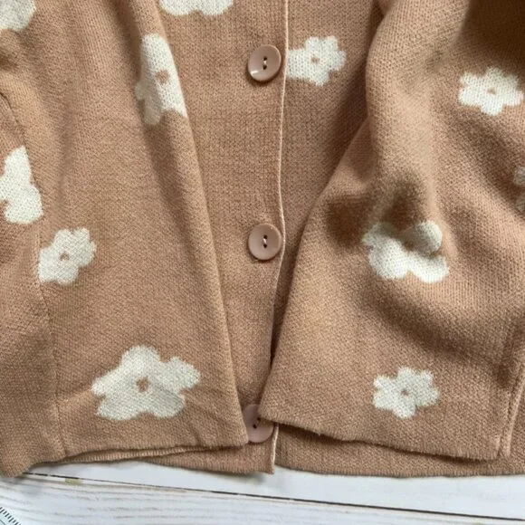 Le Lis Beige with white flowers Long Sleeve Button Down Cardigan sweater Size M - Picture 8 of 8